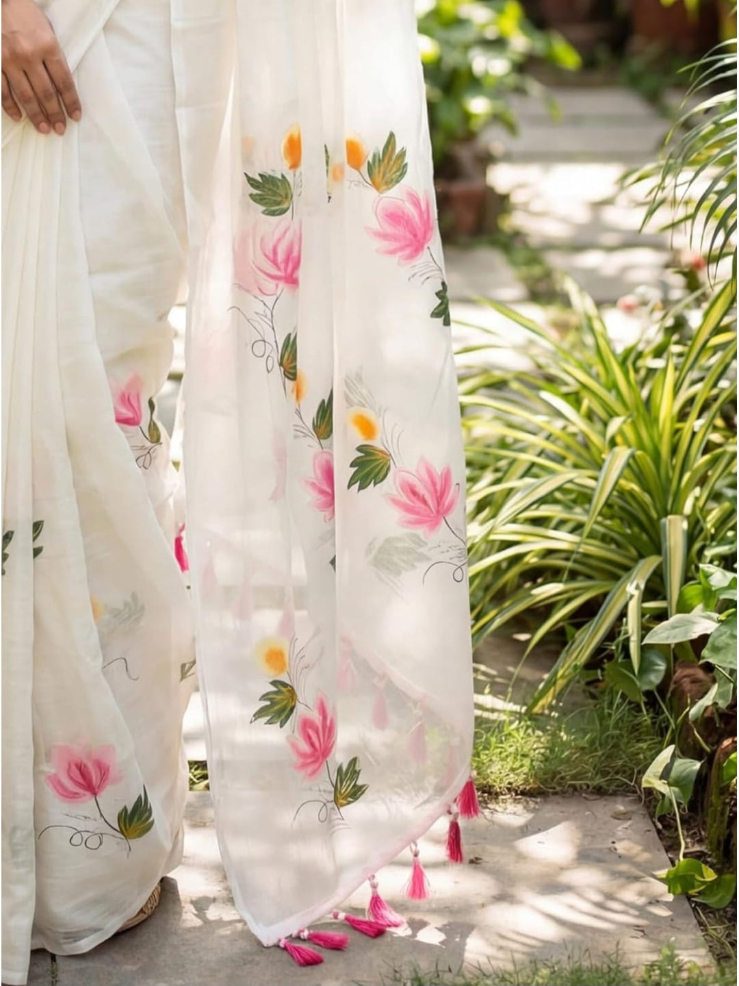 Peachmode White Floral Printed Linen Saree - Image 2