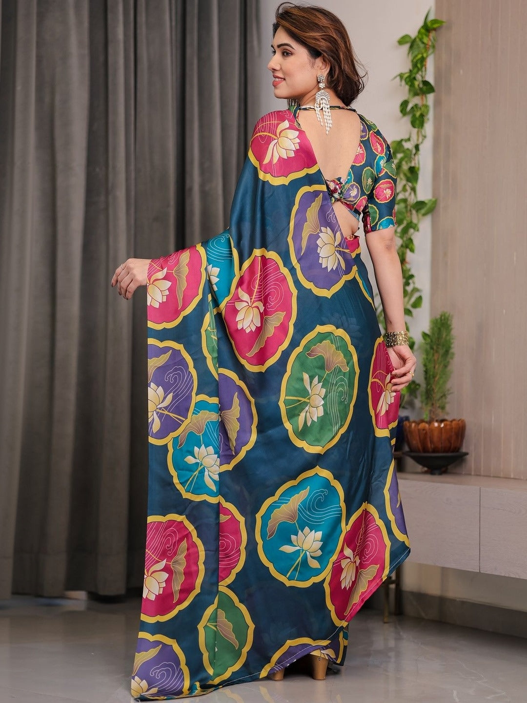 Peachmode Navy Blue Abstract Floral Print Soft Georgette Saree - Image 2