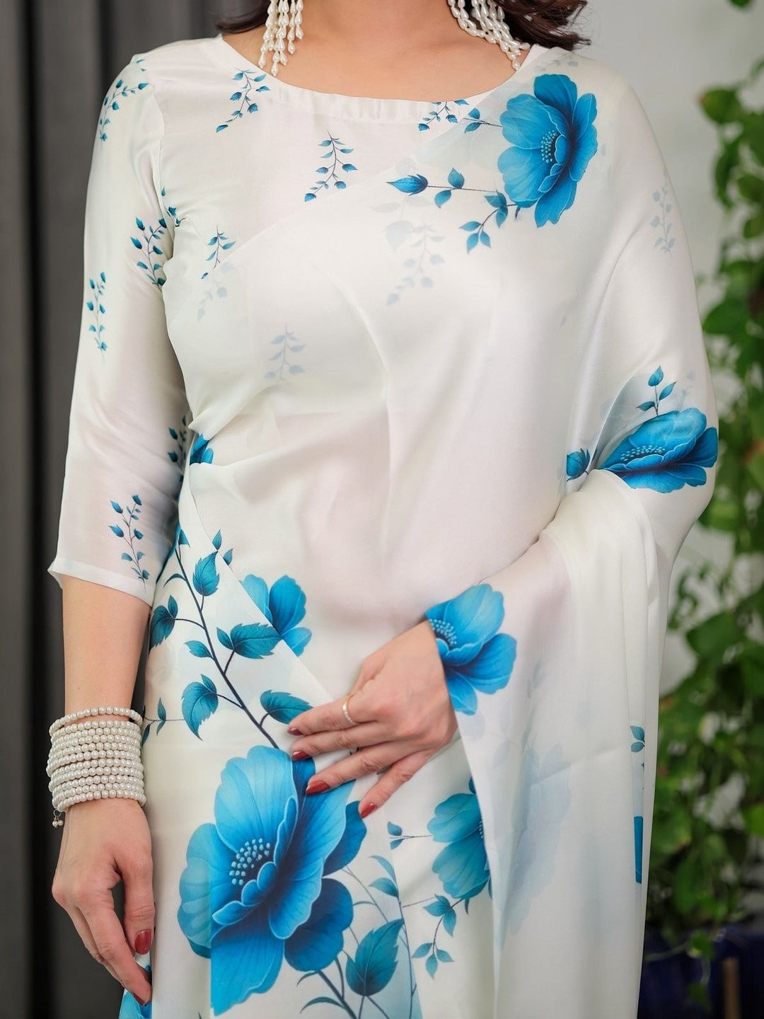 Peachmode Ivory Blue Floral Print Soft Georgette Saree - Image 4