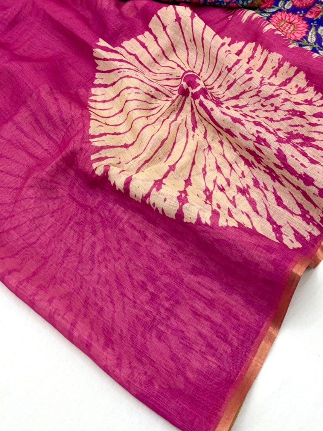 Magenta Linen Saree with White Abstract Design Lightweight Comfortable Outfit - Image 3