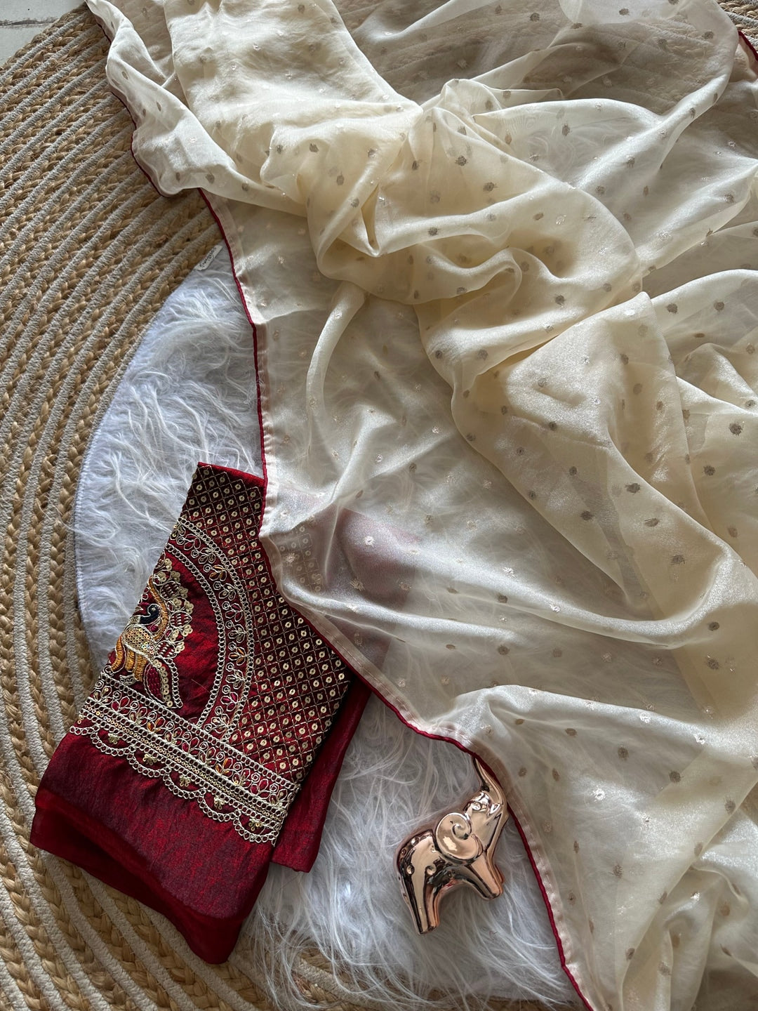 Cream Jacquard Saree With Buti Weave, Red Piping & Embroidered Blouse - Image 5