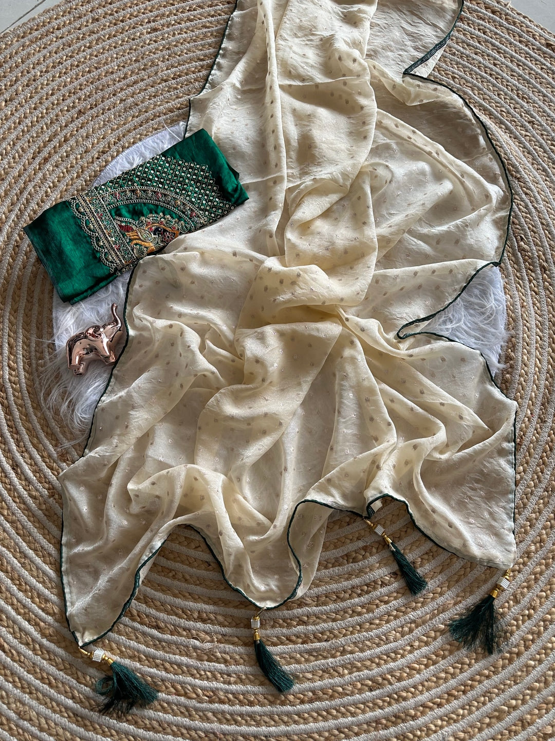 Cream Jacquard Saree With Buti Weave, Green Piping & Embroidered Blouse - Image 4