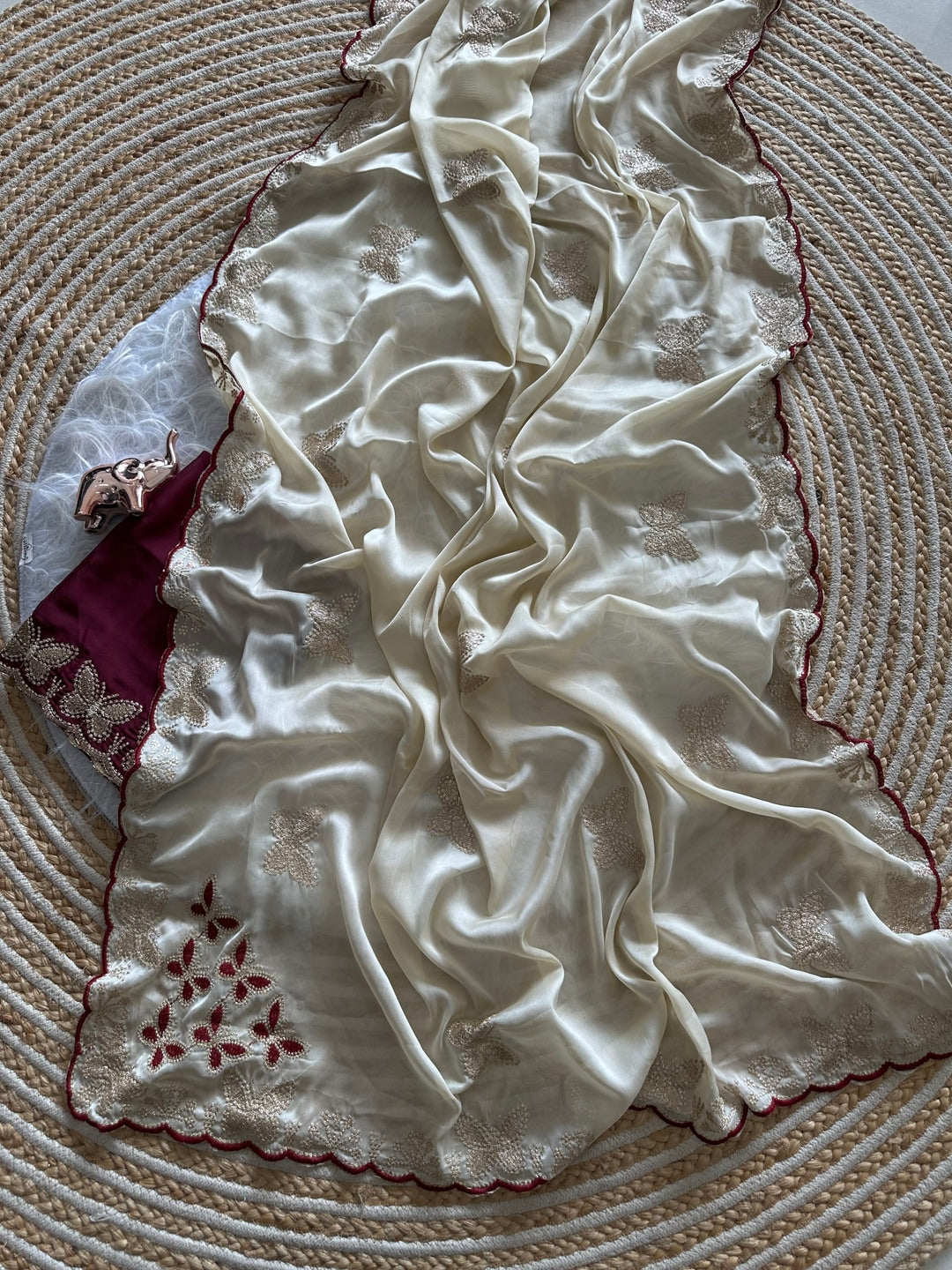 Peachmode Cream Floral Embroidered Viscose Rangoli Saree - Image 3