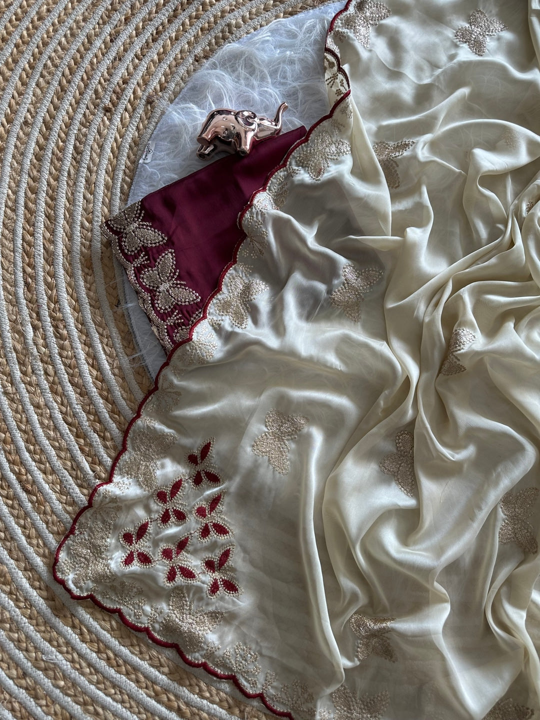 Peachmode Cream Floral Embroidered Viscose Rangoli Saree - Image 4