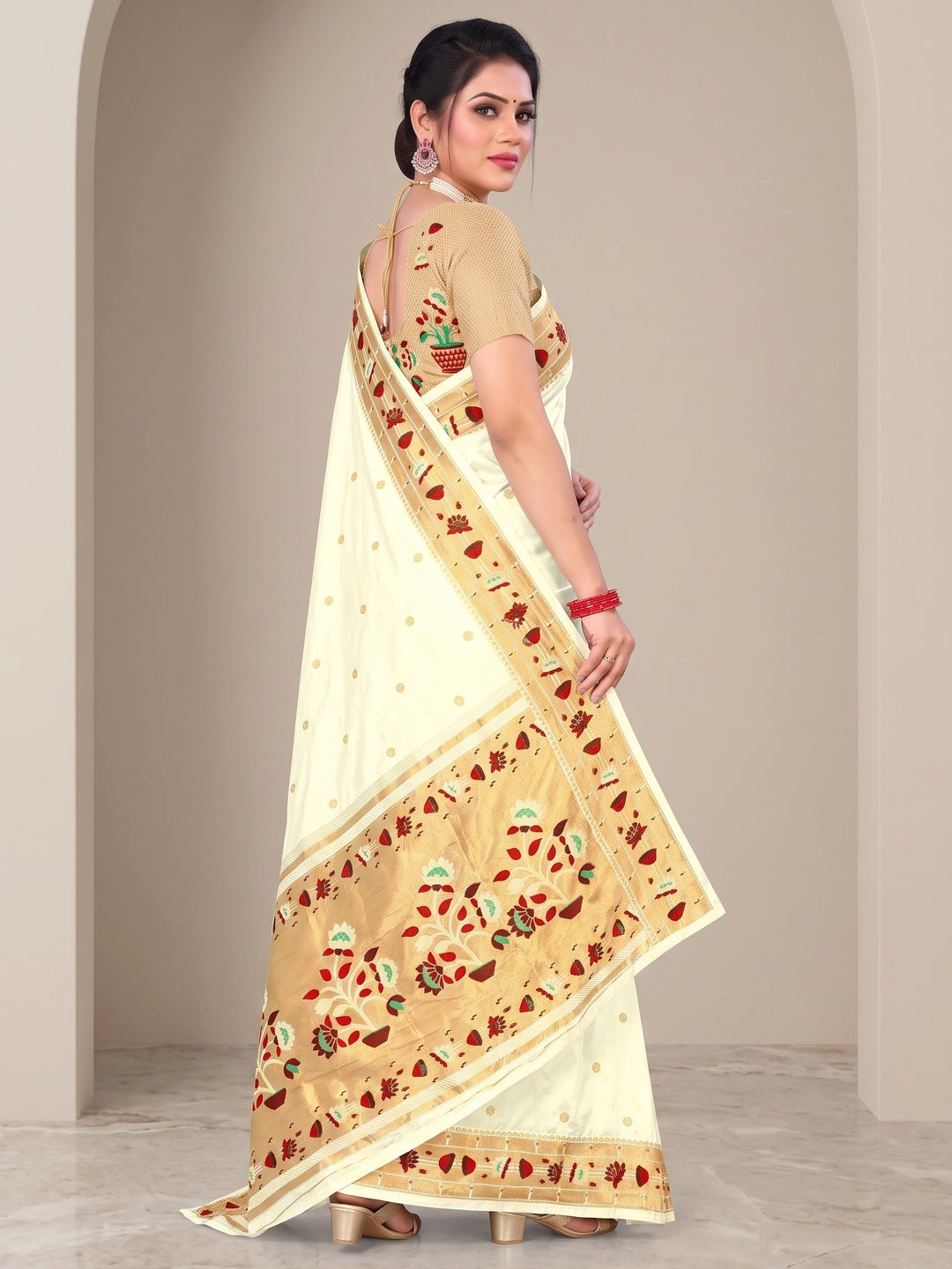 Peachmode Cream Pure Silk Floral Pot Woven Saree - Image 4