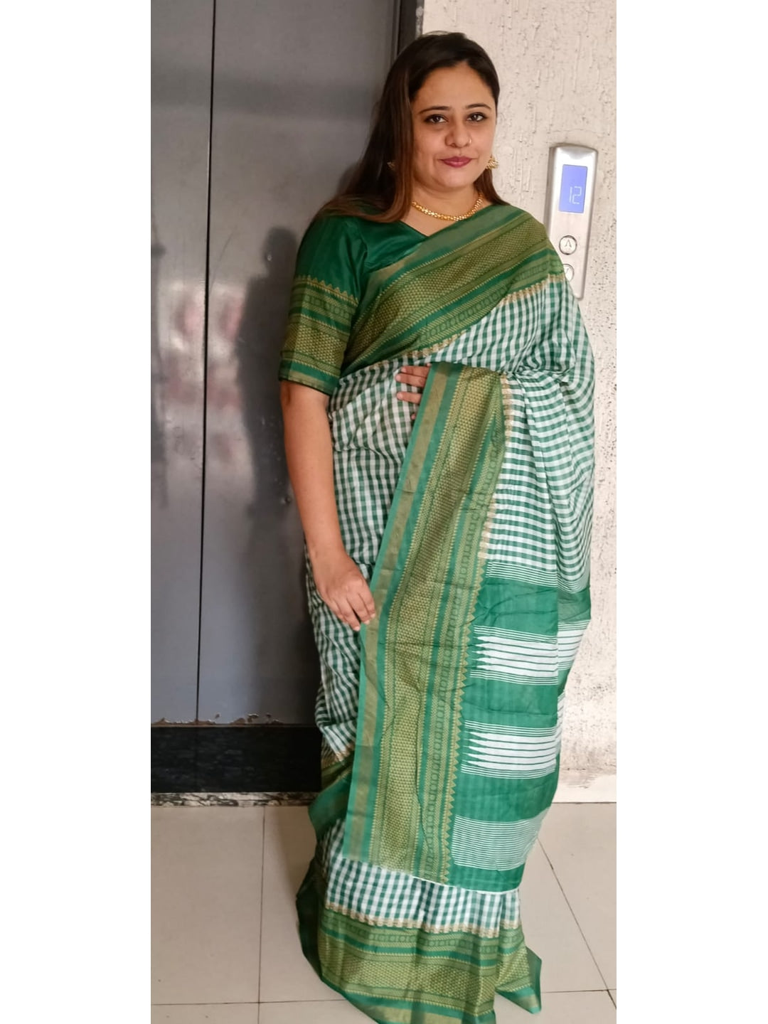 Peachmode Green Checkered Mul Cotton Saree - Image 1