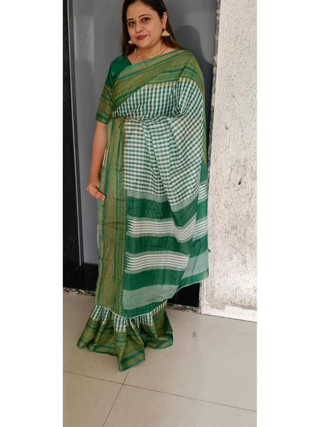 Peachmode Green Checkered Mul Cotton Saree - Image 2