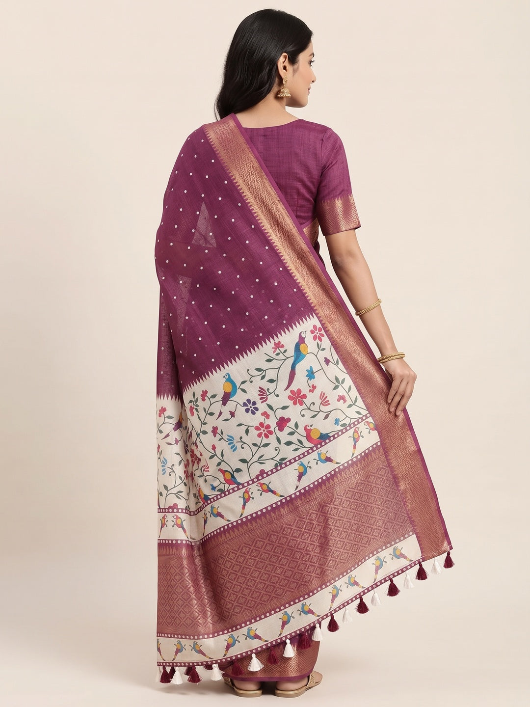 Peachmode Wine Kalamkari Print Linen Saree With Zari Patta - Image 5