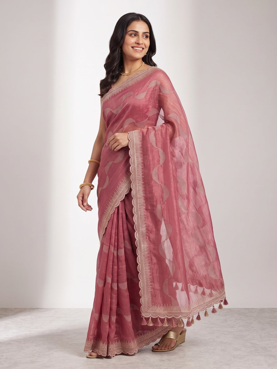 Pink Crunchy Chiffon Silk Saree Delicate Thread Motifs Ethnic Elegance - Image 4