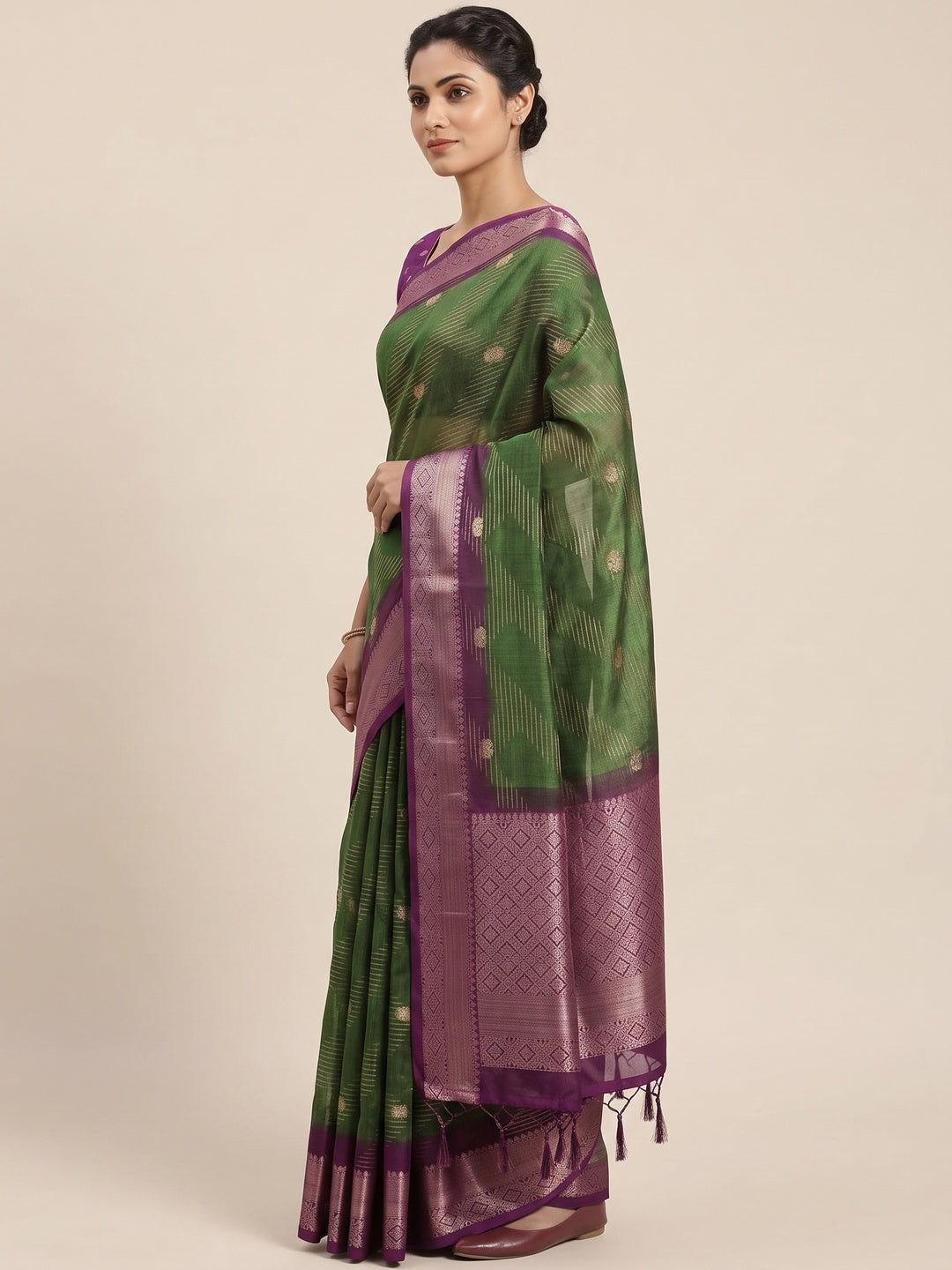 Classic Green Jacquard Saree Showcasing Floral & Zig-Zag Weaving With Tassel Pallu - Image 3