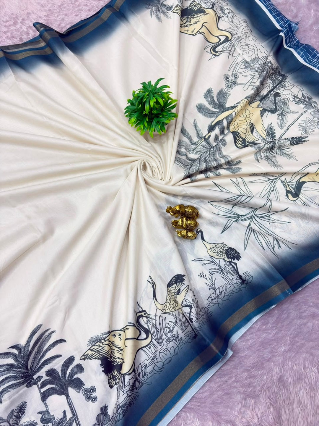 Peachmode Cream Hansh Bird Printed Mul Cotton Saree - Image 4