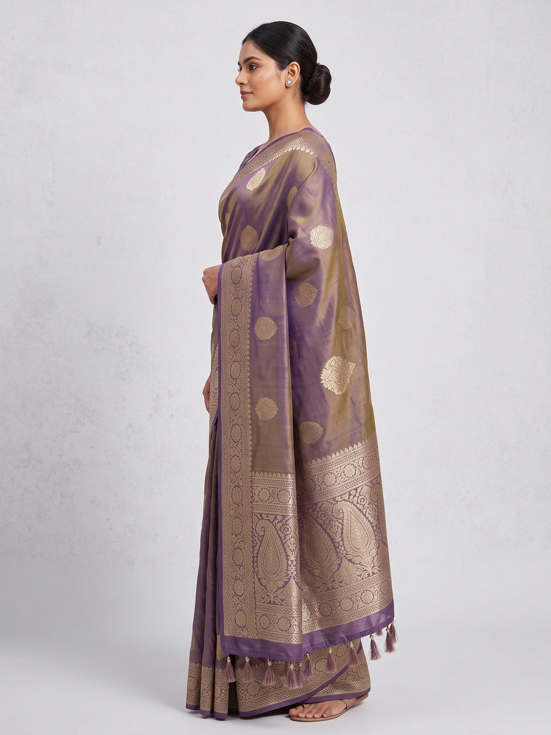 Lavender Pure Banarasi Silk Saree Adorned with Intricate Zari Butti Woven Detailing - Image 4