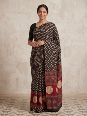 Peachmode Black Red Chevron Print Crepe Silk Saree - Image 2