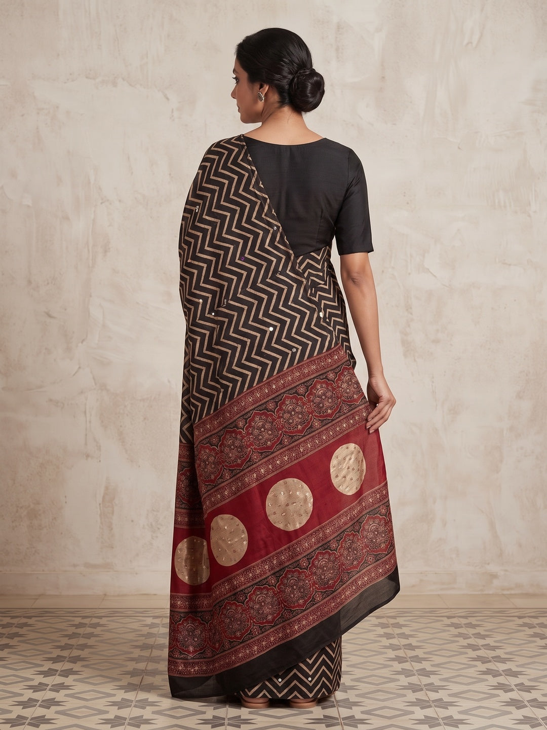 Peachmode Black Red Chevron Print Crepe Silk Saree - Image 4