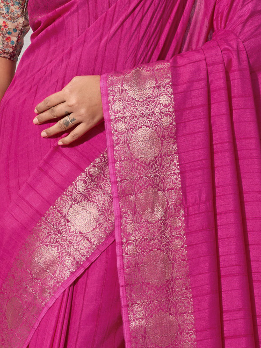 Peachmode Rani Pink Chiffon Foil Border Saree - Image 4
