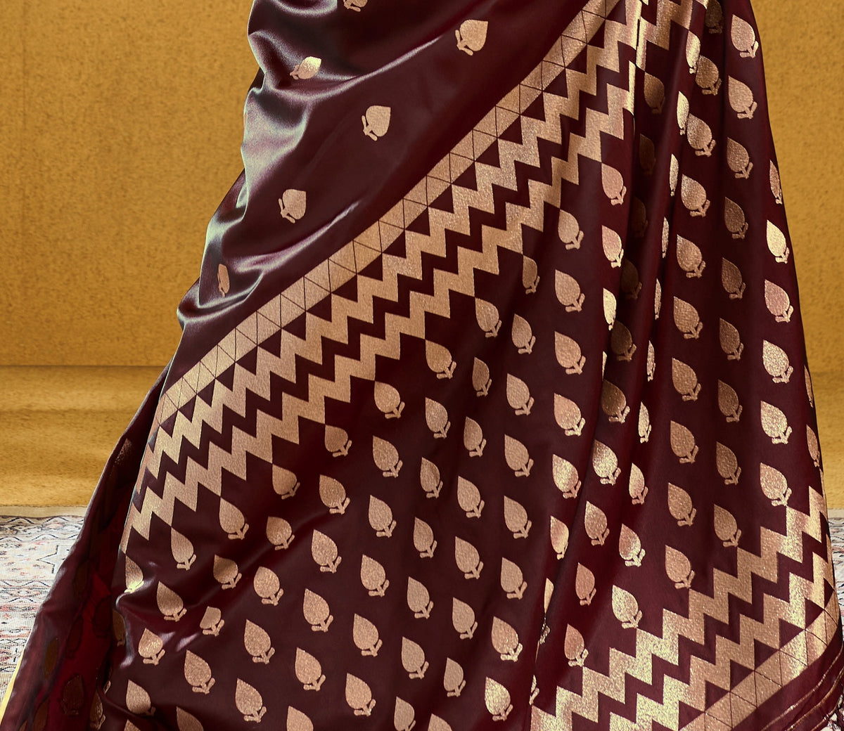 Peachmode Maroon Satin Handloom Woven Saree - Image 4
