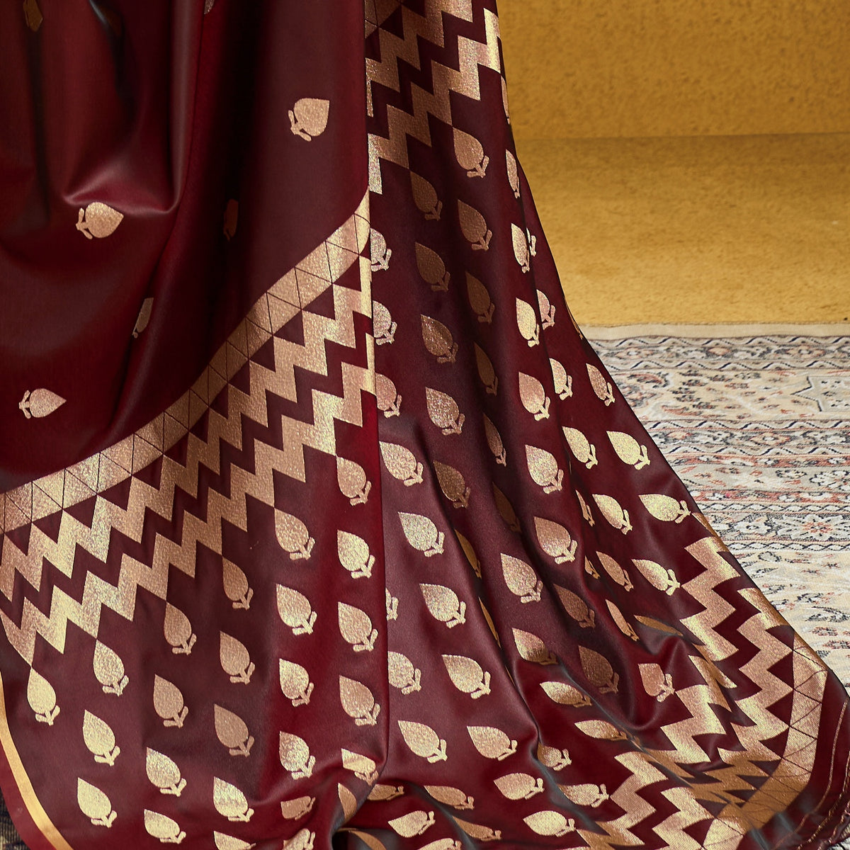 Peachmode Maroon Satin Handloom Woven Saree - Image 5