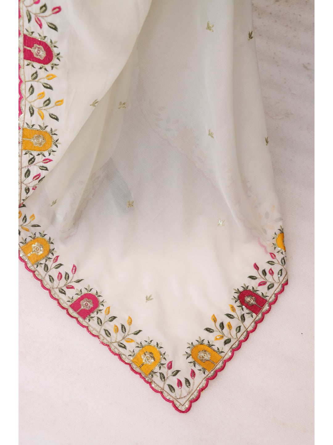 Peachmode Offwhite Embroidered Georgette Silk Saree - Image 4