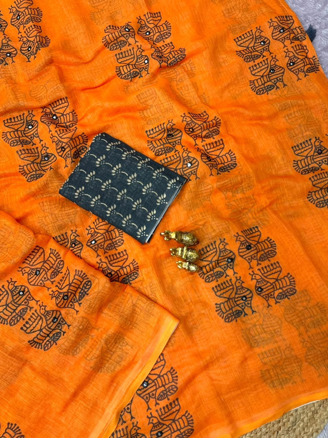 Peachmode Orange Bird Motif Printed Linen Saree With Mirror Work - Image 3