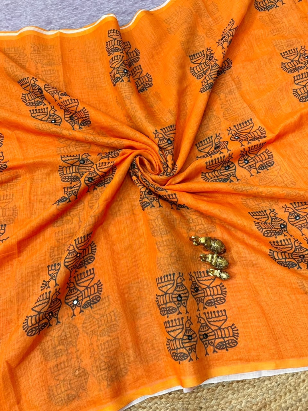 Peachmode Orange Bird Motif Printed Linen Saree With Mirror Work - Image 5