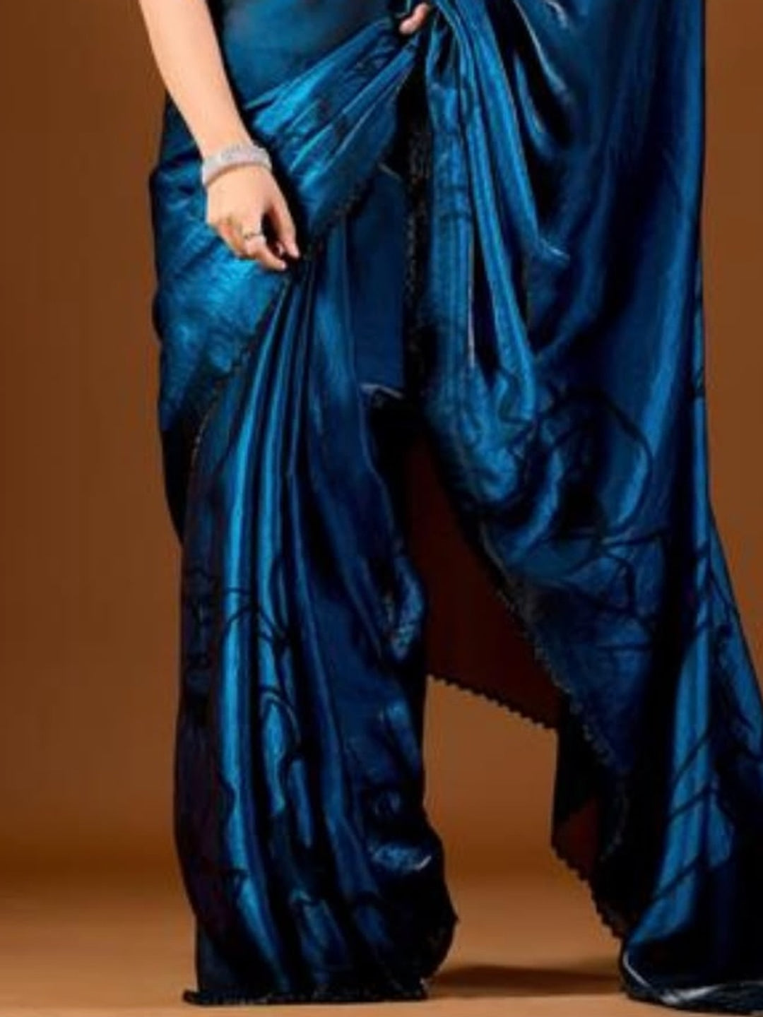 Peachmode Blue Ombre Floral Printed Space Silk Saree With Zarkan Border - Image 5