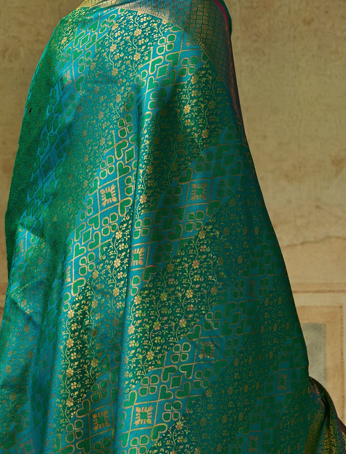 Peachmode Green Handloom Silk Woven Saree - Image 2