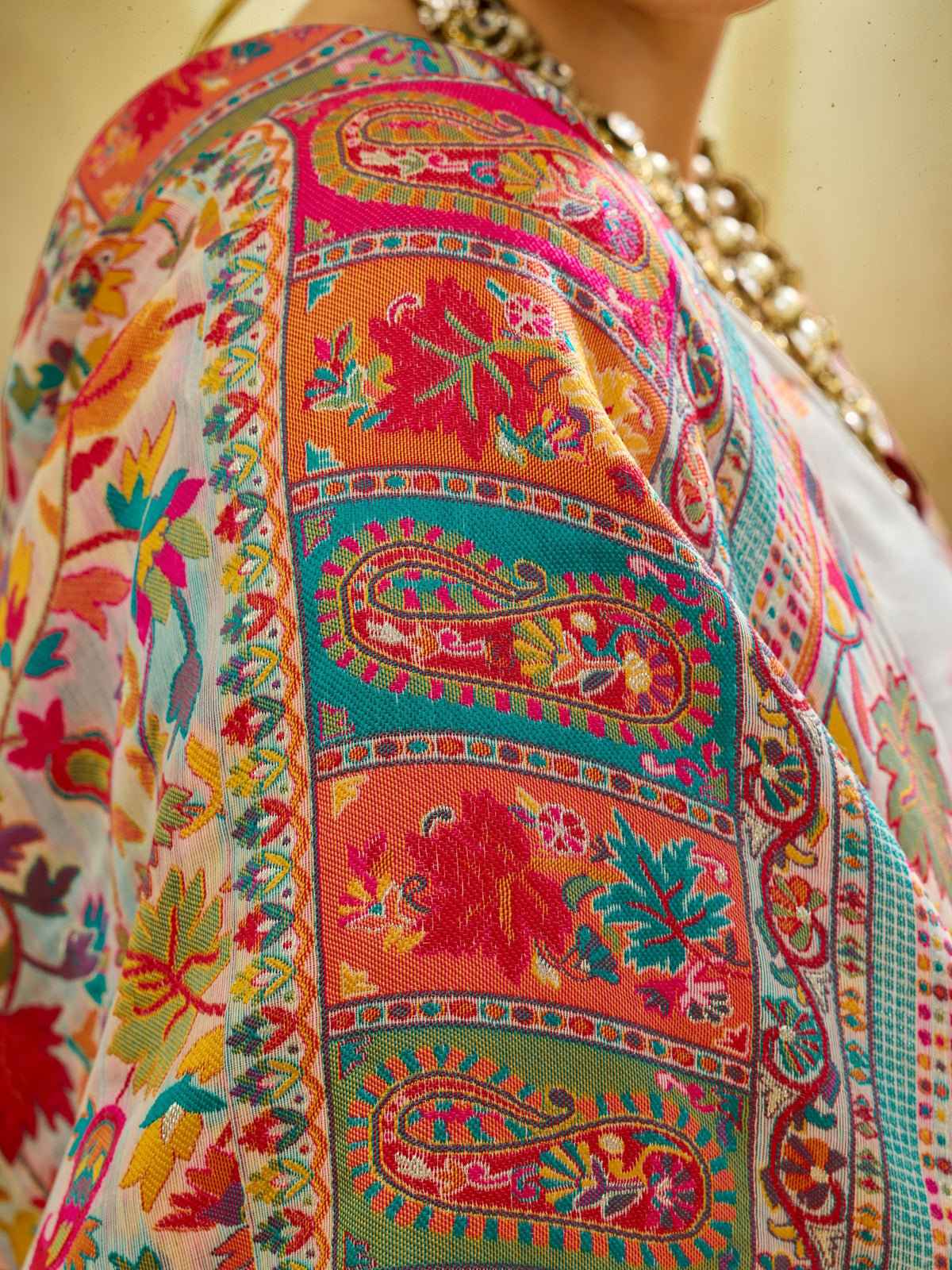 Peachmode Offwhite Modal Cotton Kashmiri Weaving Paisley Saree - Image 4