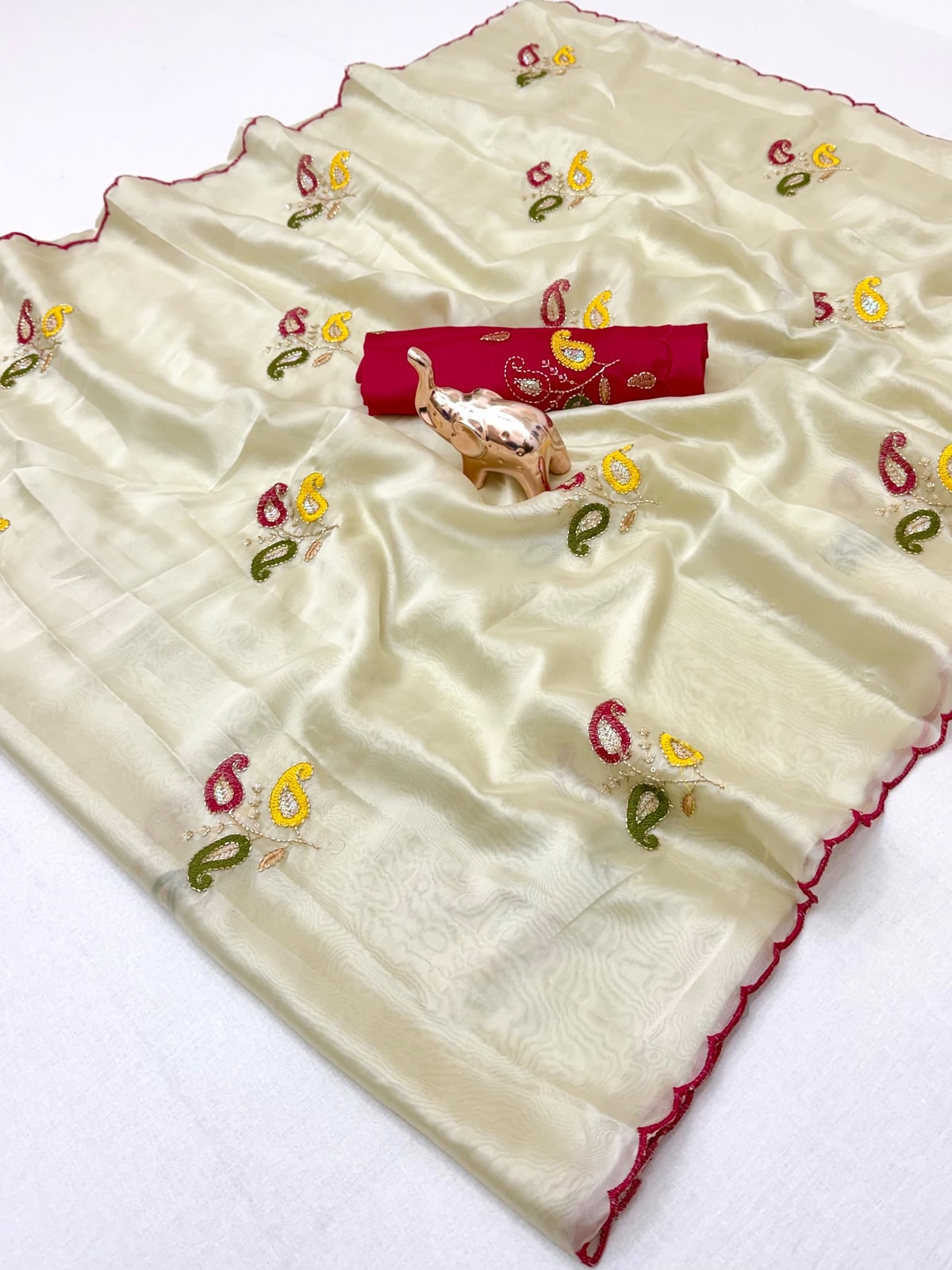 Peachmode Cream Viscose Rangoli Saree With Sequin Embroidery - Image 4