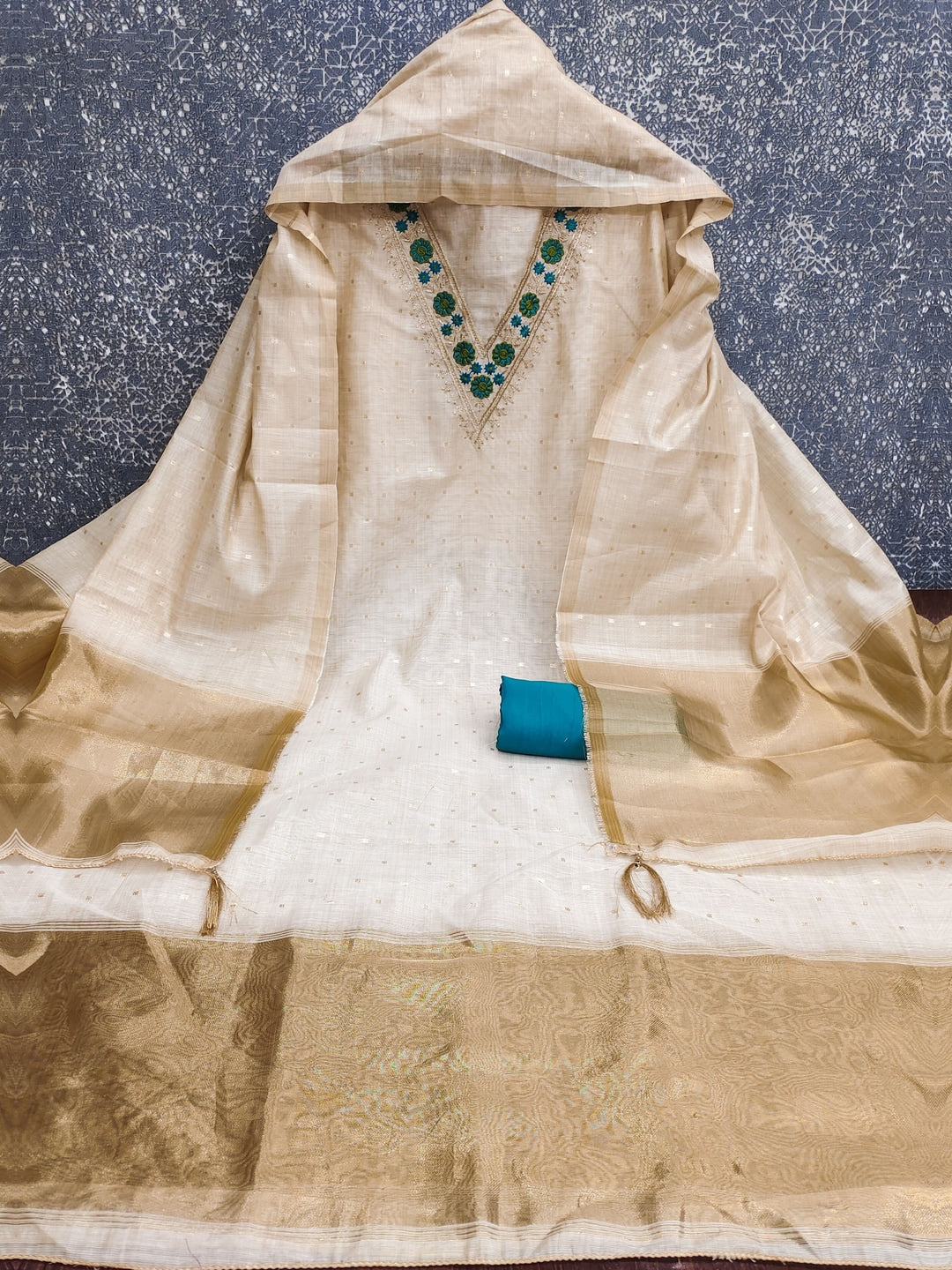 Peachmode Turquoise Jamdani Cotton Unstitched Dress Material With V-Neck Floral Embroidery - Image 4