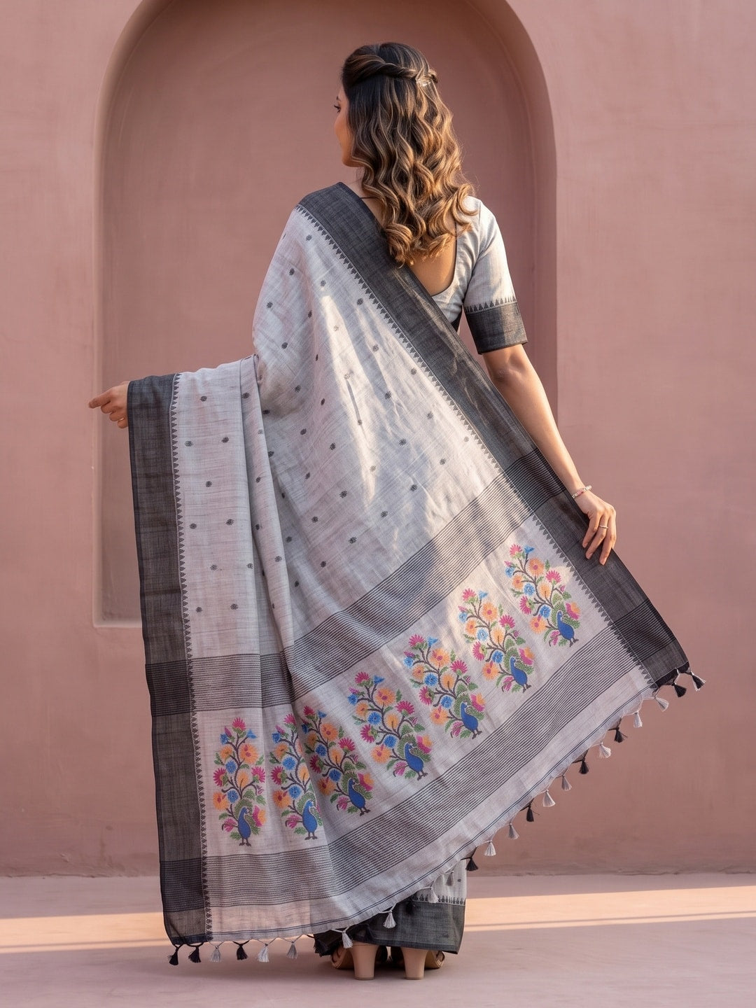 Peachmode Grey Jamdani Cotton Woven Saree with Floral Pallu - Image 4