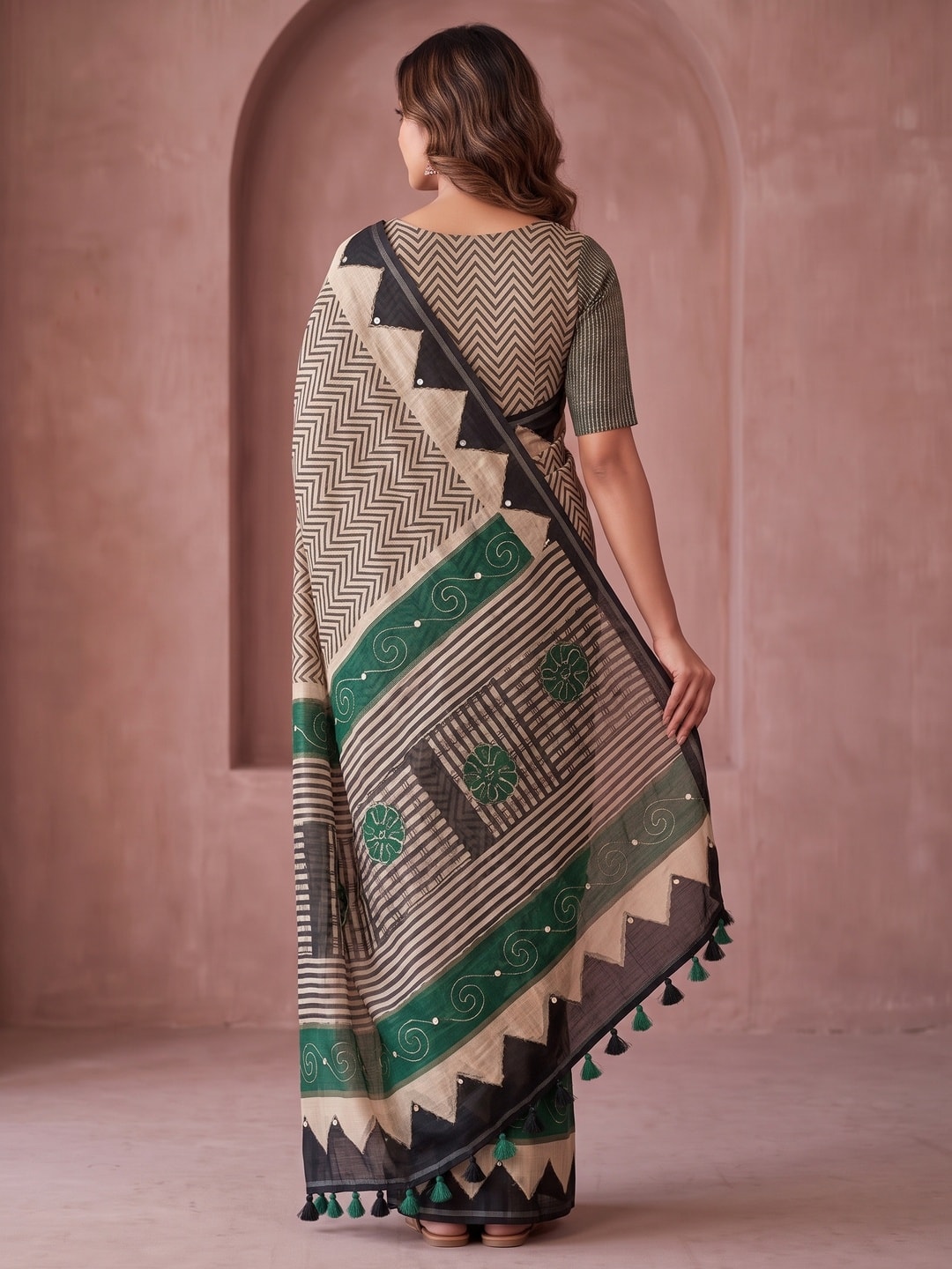 Peachmode Green Linen Saree With Digital Zigzag Print And Zari Outline Work - Image 3
