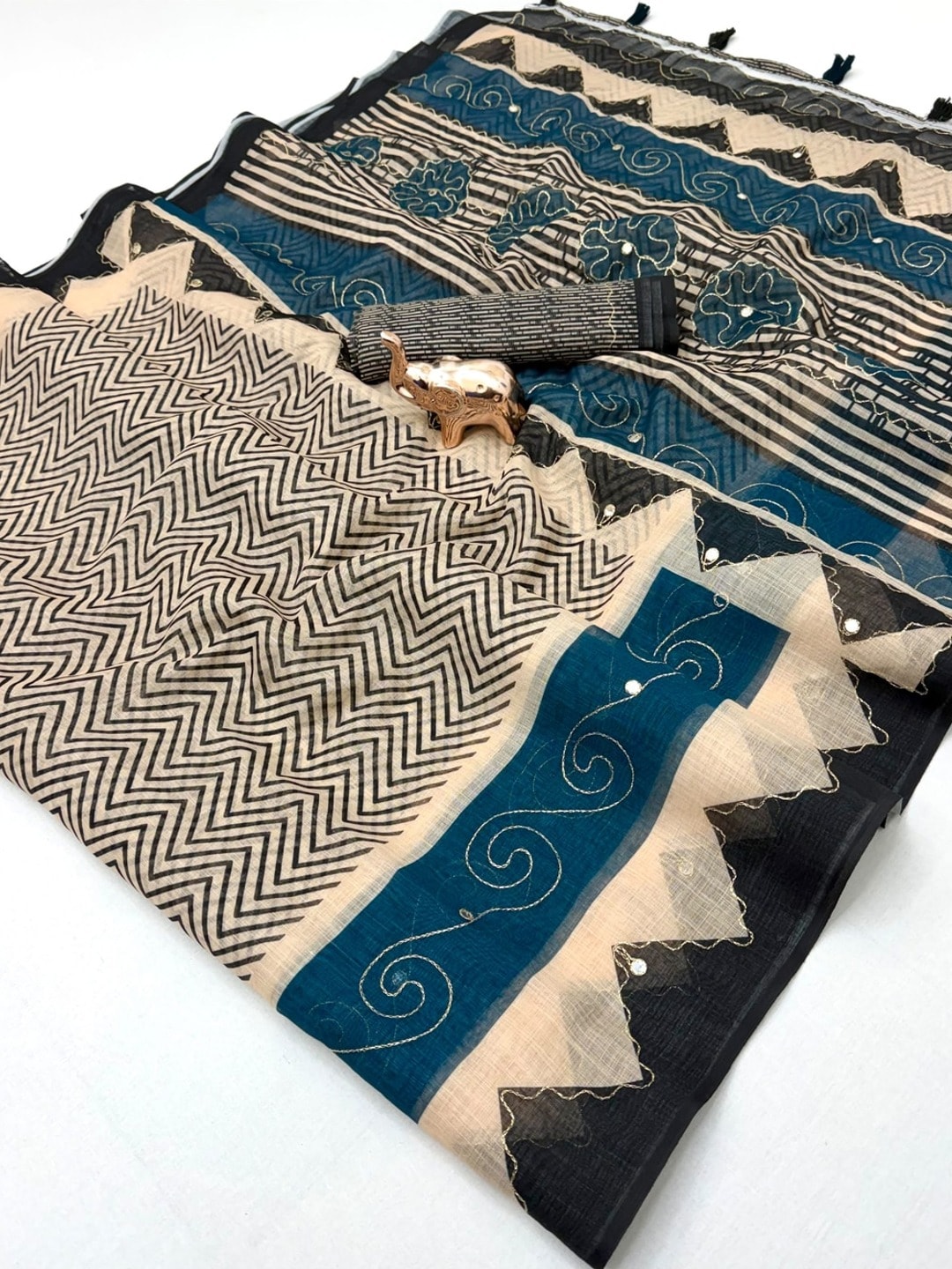 Peachmode Blue Linen Saree With Digital Zigzag Print And Zari Outline Work - Image 4