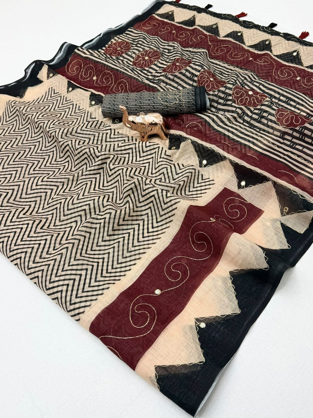 Peachmode Maroon Linen Saree With Digital Zigzag Print And Zari Outline Work - Image 4