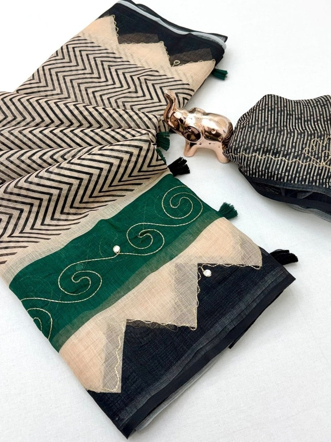 Peachmode Green Linen Saree With Digital Zigzag Print And Zari Outline Work - Image 5