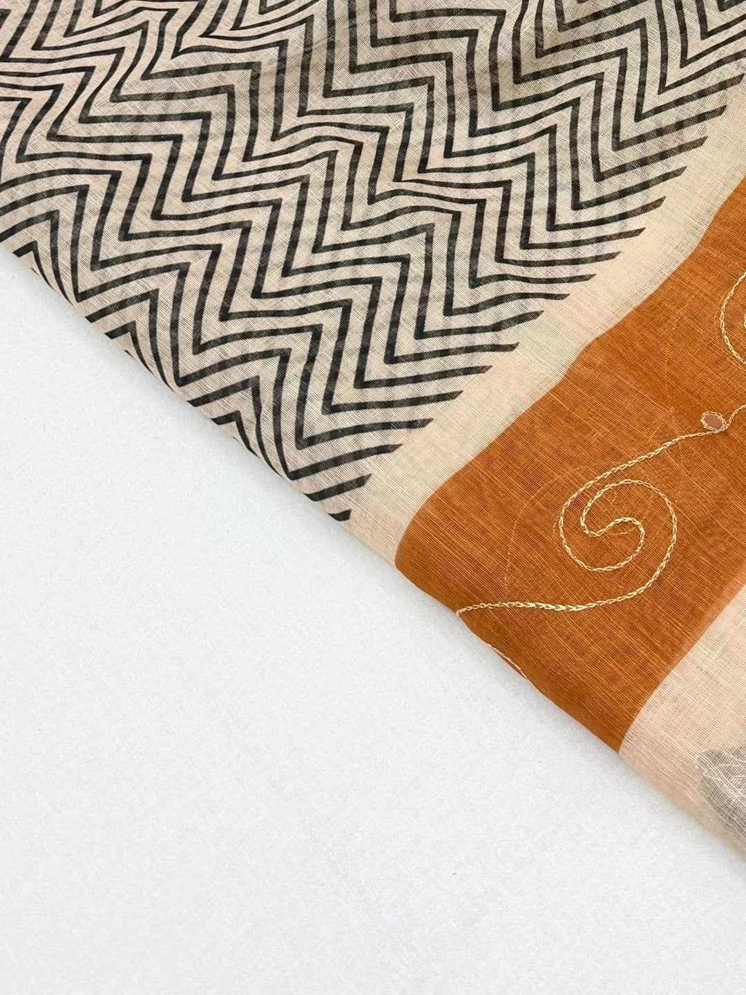 Peachmode Mustard Linen Saree With Digital Zigzag Print And Zari Outline Work - Image 4