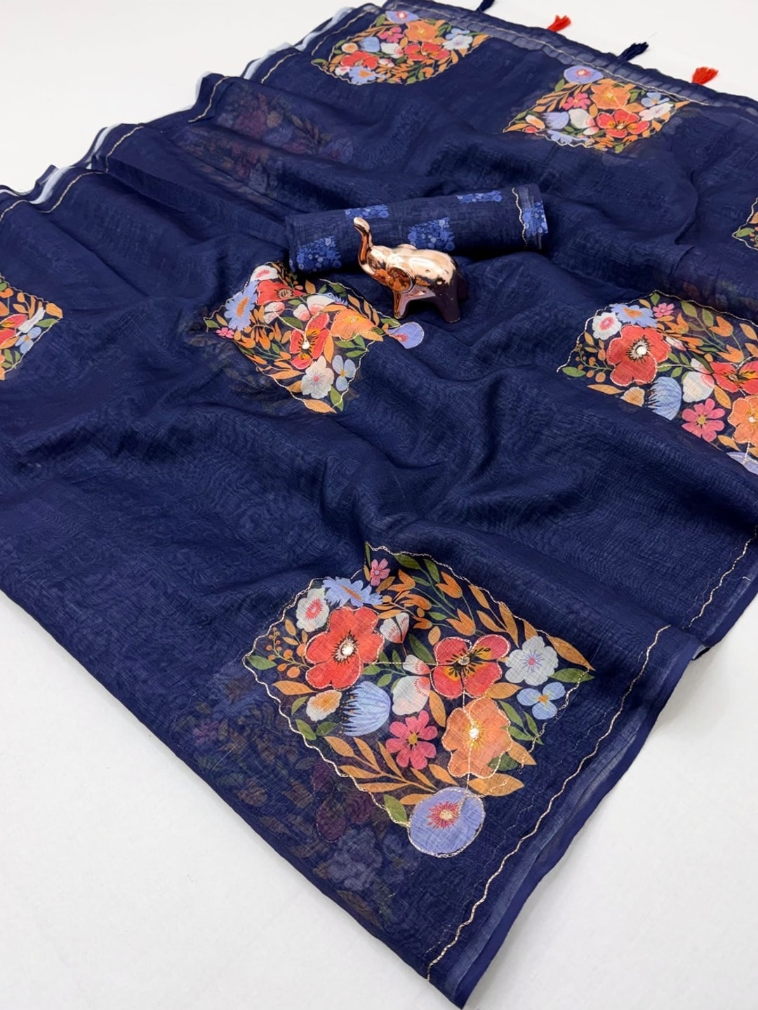 Peachmode Navy Blue Linen Saree With Digital Floral Print And Zari Outline Work - Image 3