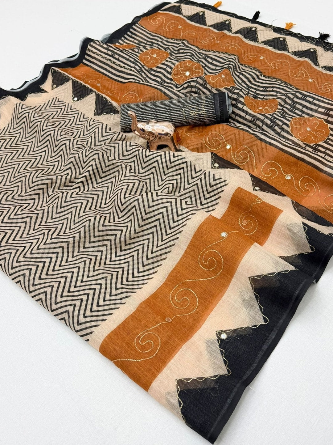 Peachmode Mustard Linen Saree With Digital Zigzag Print And Zari Outline Work - Image 1