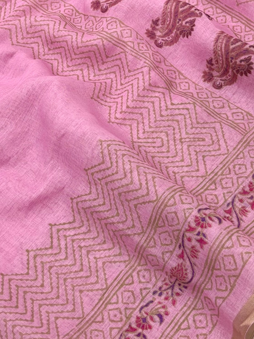 Peachmode Pink Printed Linen Saree With Zari Border - Image 4
