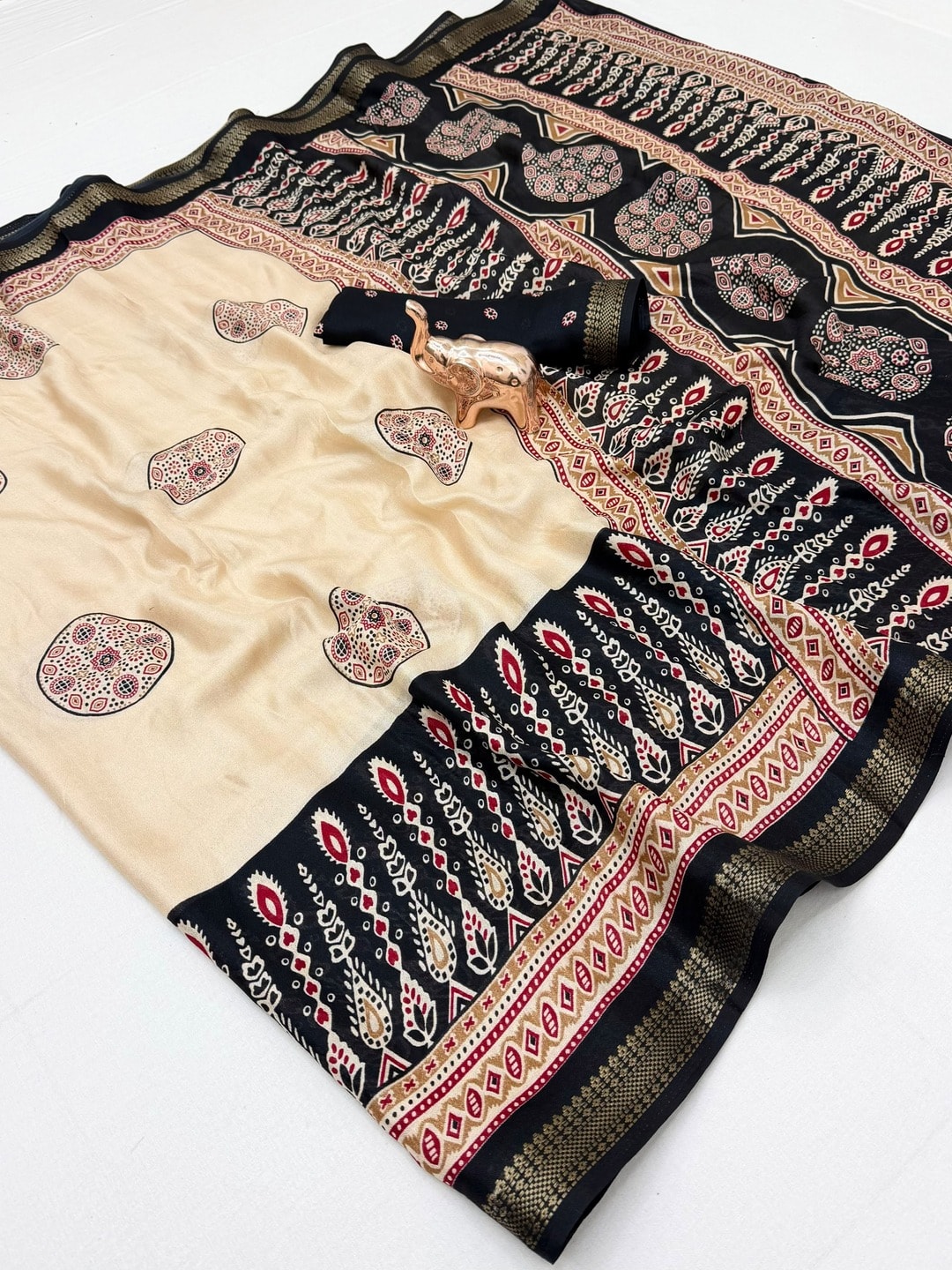 Peachmode Black Marshmallow Saree With Kalamkari Print And Woven Jacquard Border - Image 5