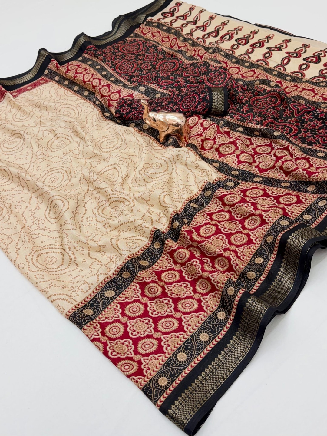 Peachmode Black Marshmallow Saree With Kalamkari Print And Woven Jacquard Border - Image 5