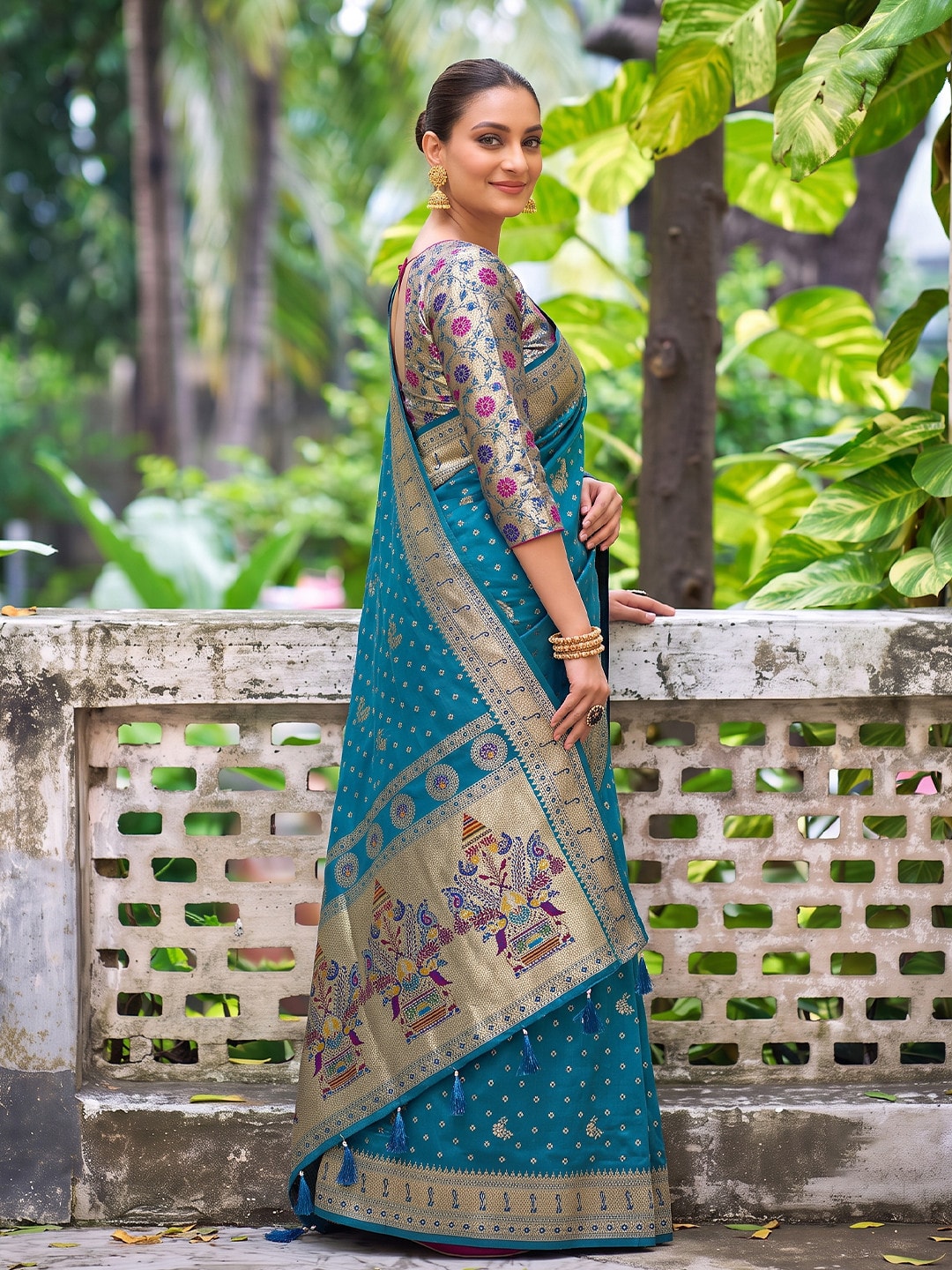 Peachmode Peacock Blue Zari Border Silk Saree With Heavy Pallu - Image 4