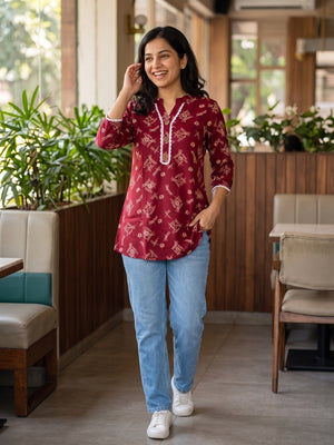 Peachmode Red Rayon Abstract Printed Short Top - Image 2