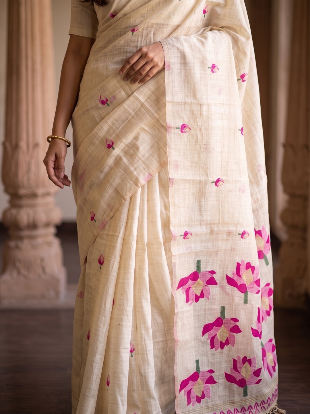 Peachmode Off White Pink Lotus Woven Cotton Blend Jamdani Saree - Image 5