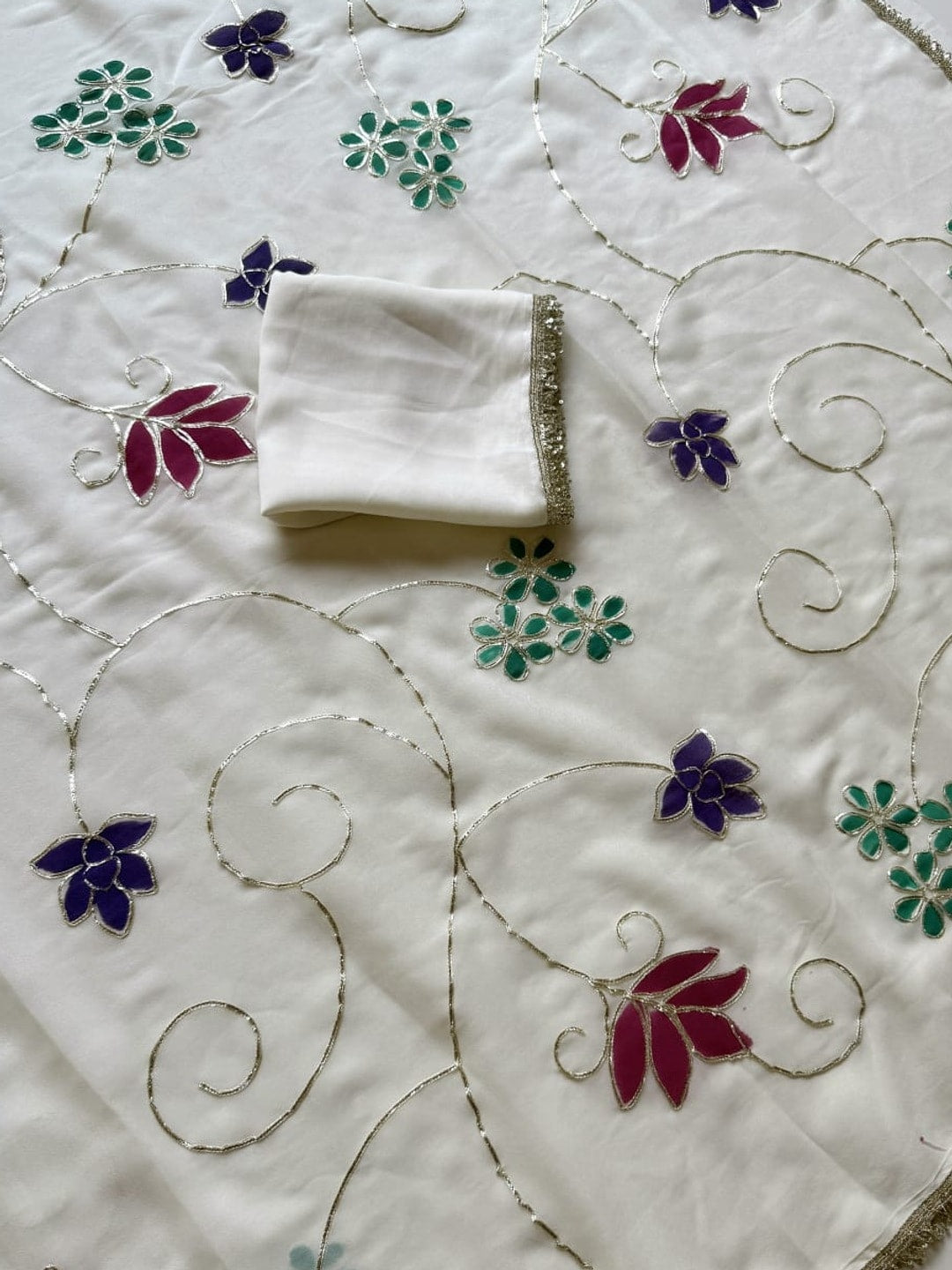 Peachmode Off White Gotapati Work Hand Painted Star Georgette Saree - Image 5