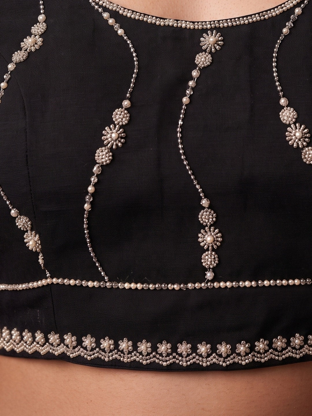 Peachmode Black Georgette Saree With Circle Thread Embroidery And Embroidered Border - Image 5