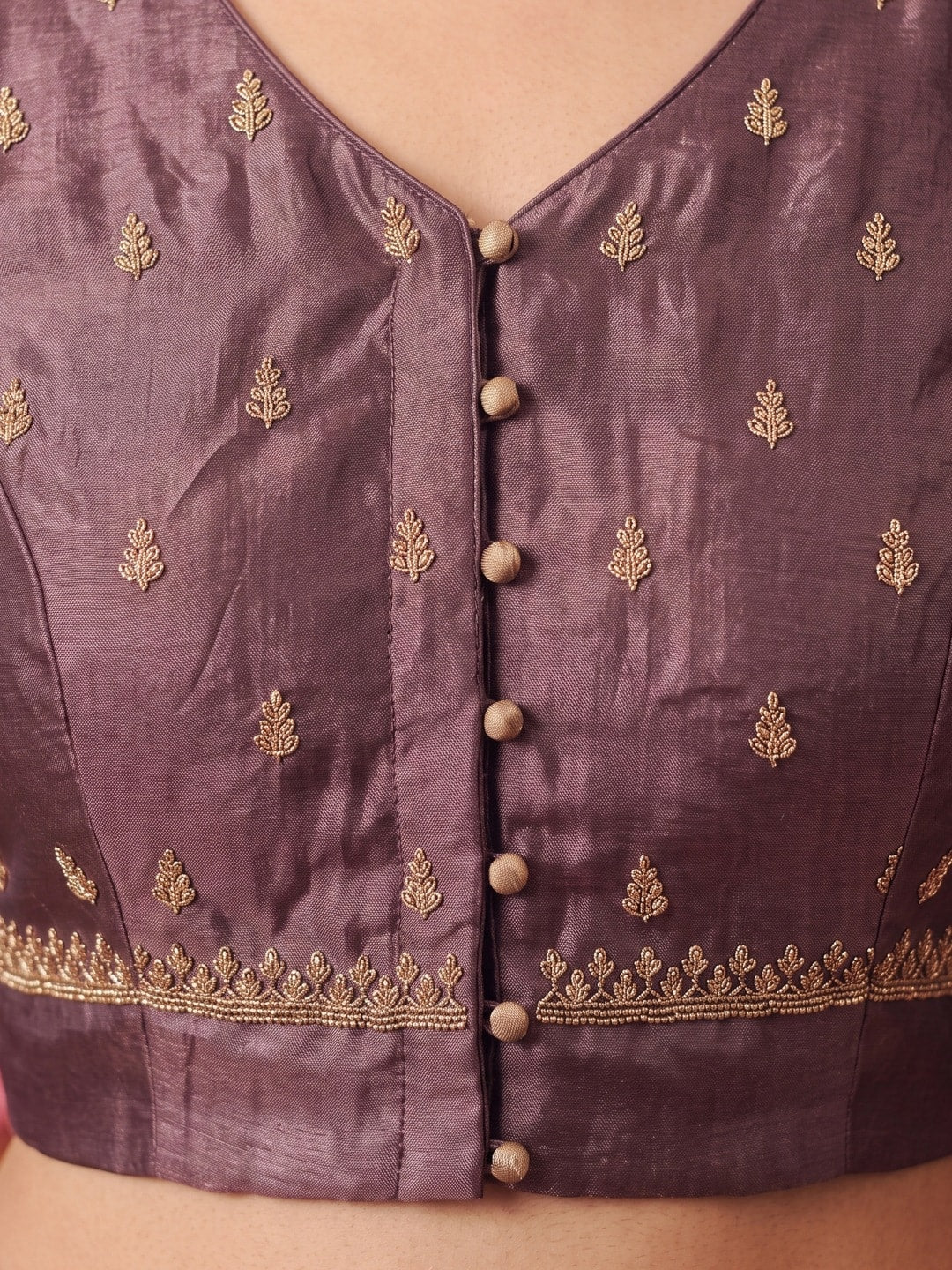 Peachmode Mauve Net Saree With Floral Thread And Sequin Embroidery And Scalloped Border - Image 5