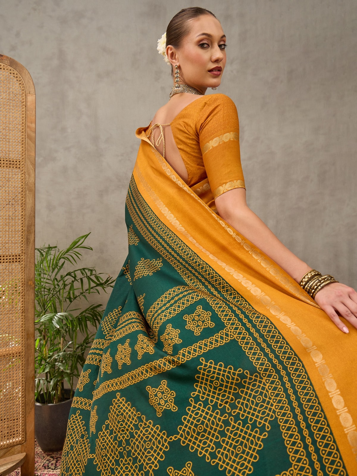 Peachmode Green Tussar Silk Saree With Geometric Motif Pallu - Image 4