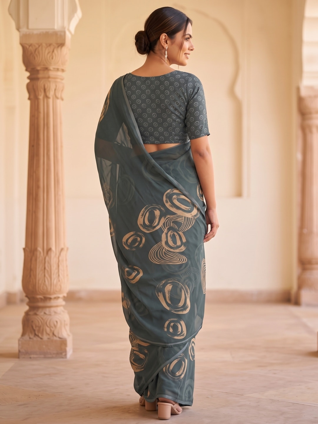 Peachmode Grey Abstract Rose Swirl Weightless Georgette Digital Printed Saree - Image 4