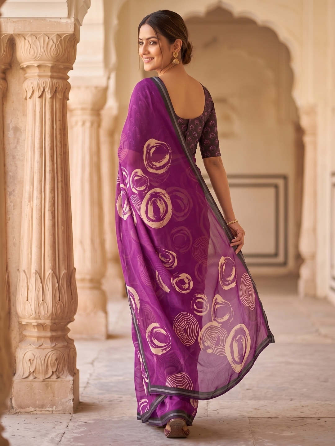 Peachmode Magenta Abstract Rose Swirl Weightless Georgette Digital Printed Saree - Image 4