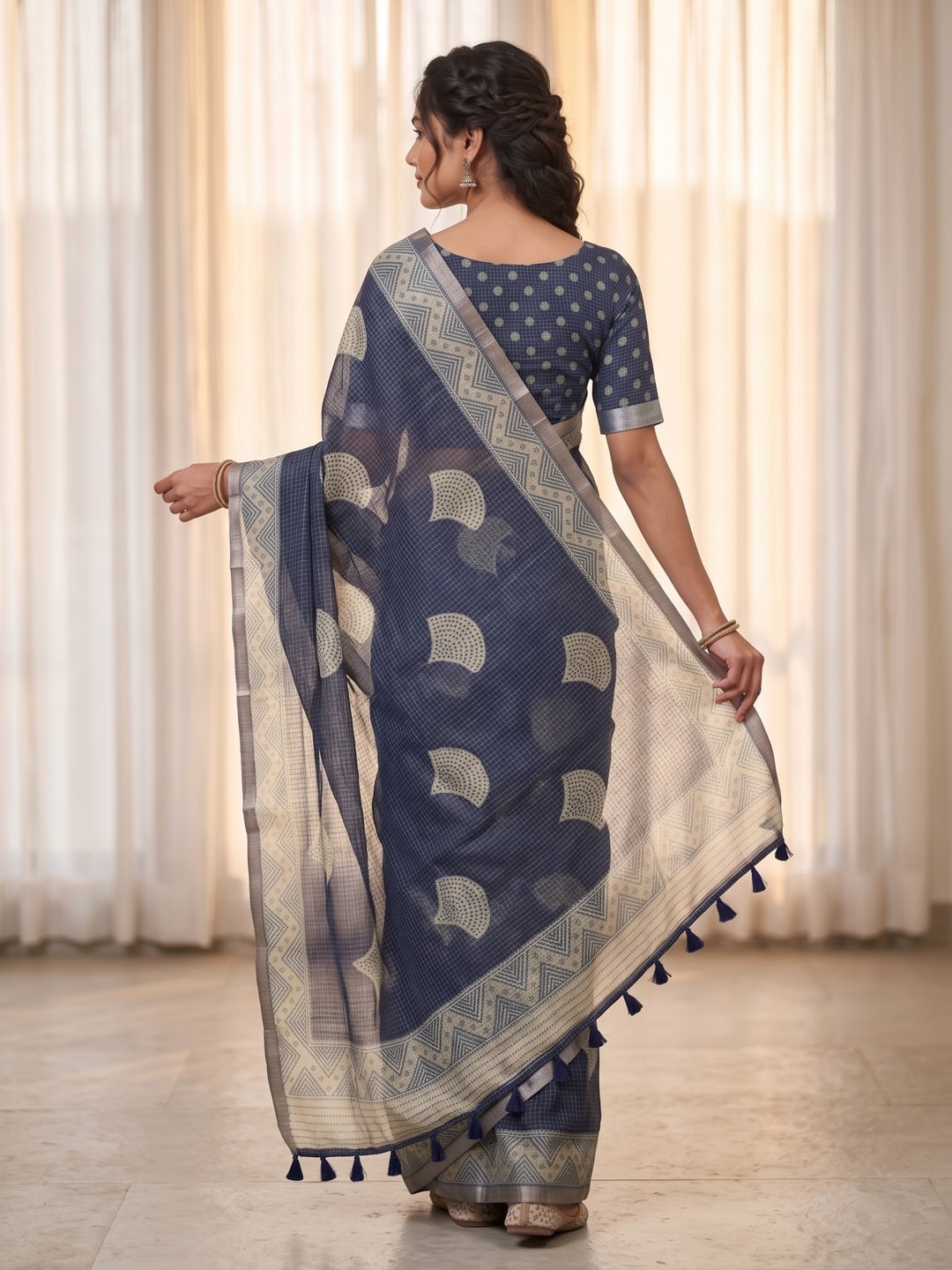 Peachmode Navy Blue Kota Doria Digital Print Zari Check Cotton Saree With Leaf Motifs - Image 4